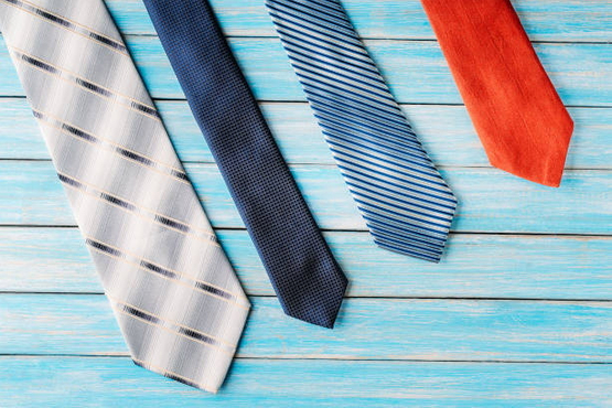 how to tie a business necktie_1.jpg