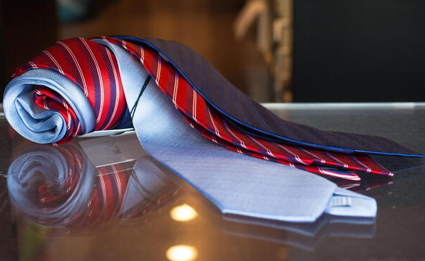 how to tie a square necktie_1.jpg