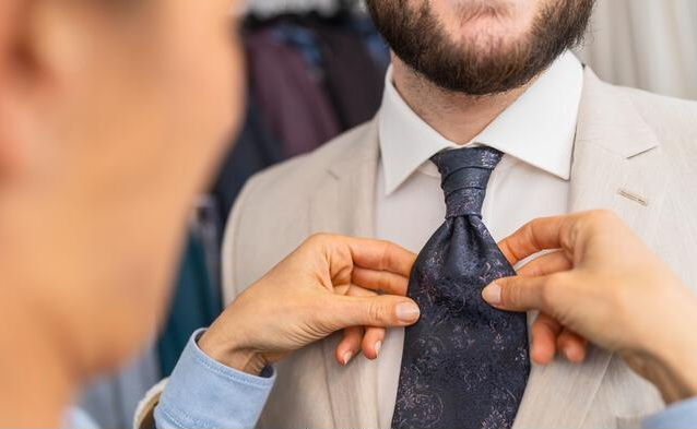 How To Tie A Large Necktie Knot?