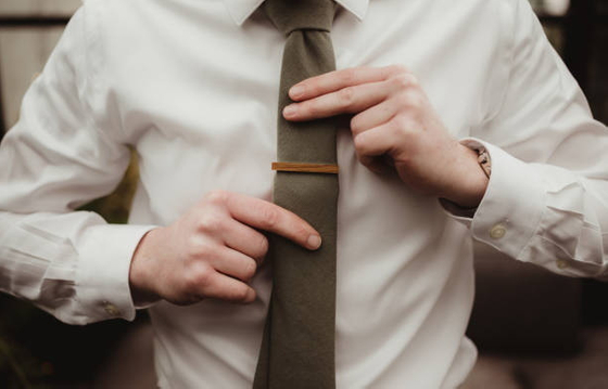 how to tie a necktie with holder_1.jpg