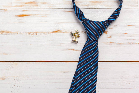 how to tie a pratt knot necktie_1.jpg
