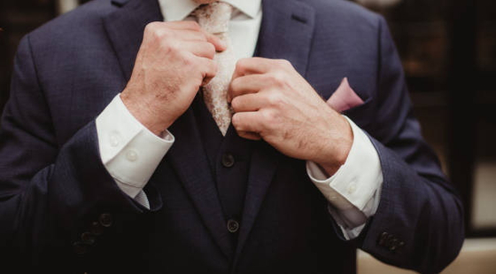 how to tie a necktie for a man_1.jpg