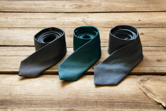 how do i correctly tie a necktie-3.jpg