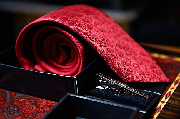 How To Tie And Eldredge Necktie Knot?