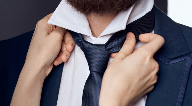 What Are Names of Common Knots Used for A Necktie?