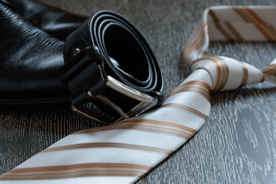 how to tie a big necktie knot_3.jpg