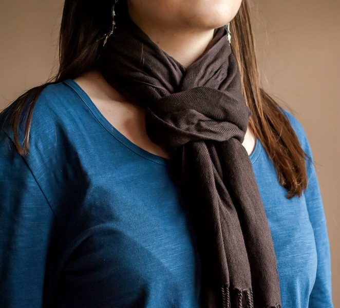 How To Tie A Scarf Around Your Neck?